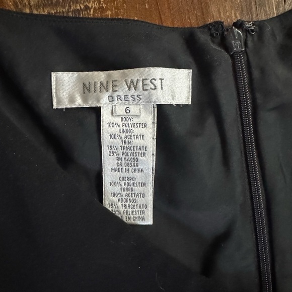 Elegant Black Sleeveless Dress - Picture 5 of 8